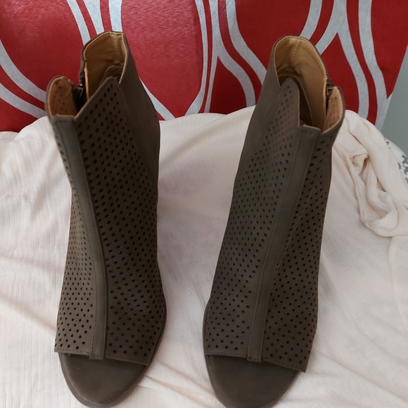 Ankle booties - Picture 3 of 3